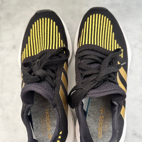 Adidas Women’s Swift Run Sneakers Size 7 - Picture 4 of 6